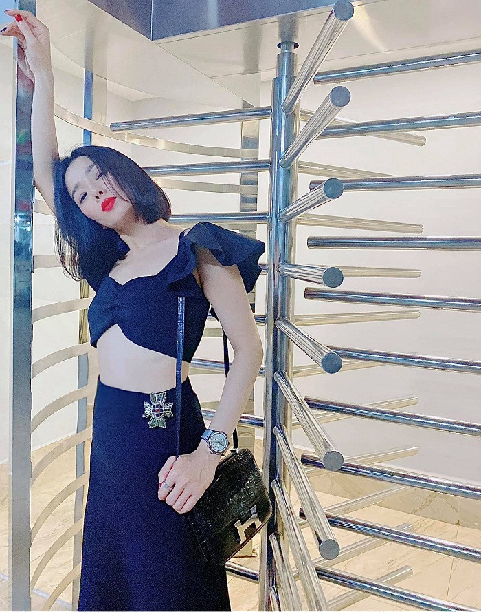 Diện áo croptop kèm chân váy đen, “nữ hoàng phòng trà" lộ thân hình cò hương quá mức.