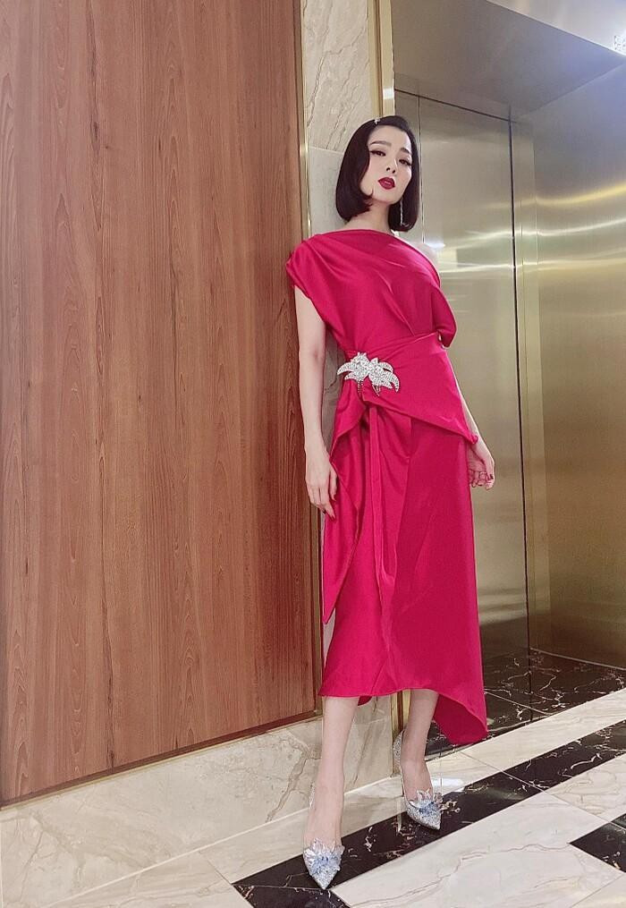 Vẻ ngoài sắc sảo với kiểu lên đồ sang trọng theo hơi hướng style cổ điển của Lệ Quyên khiến ai nấy đều dành lời khen. Tuy nhiên nếu zoom kỹ, Lệ Quyên để lộ bàn tay gân guốc, nổi gân khẳng khiu.