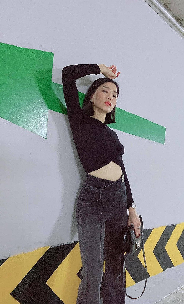 Khoe vòng eo con kiến song Lệ Quyên lại khiến người khác giật mình bởi vòng một khiêm tốn, xệ gần tận bụng.