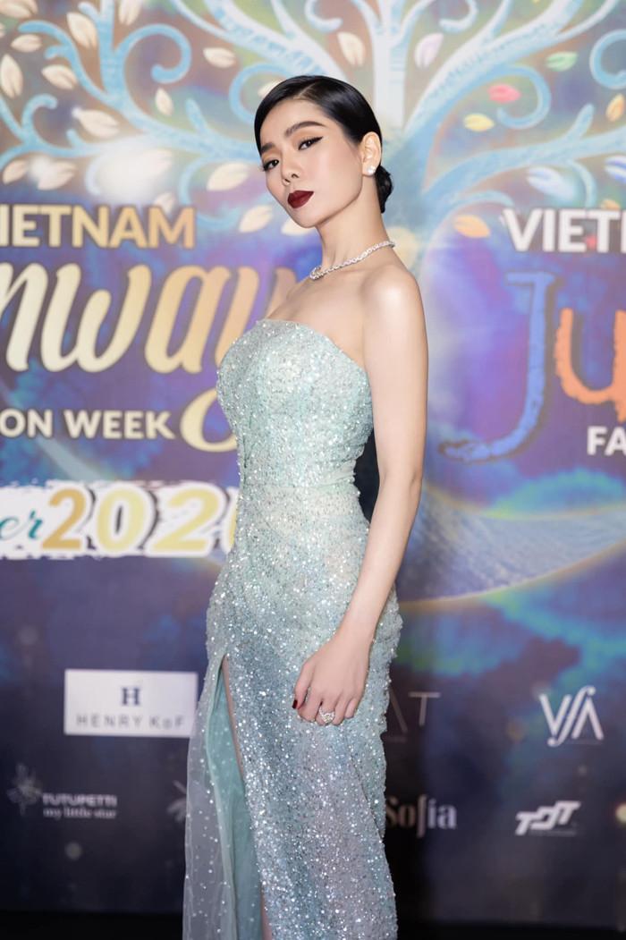 Ngoài động thái chuyển trạng thái “Độc thân”, giọng ca Sầu tím thiệp hồng thường xuyên đăng tải những hình ảnh yêu đời, xinh đẹp lên trang cá nhân, bày tỏ sự hài lòng với cuộc sống độc thân vui vẻ hiện tại của mình.