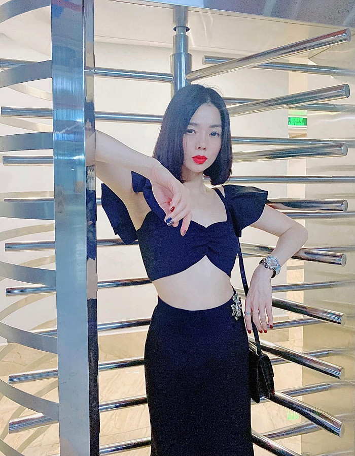 Vòng một gần như bị nuốt trọn, không còn vẻ căng đầy như thường thấy.