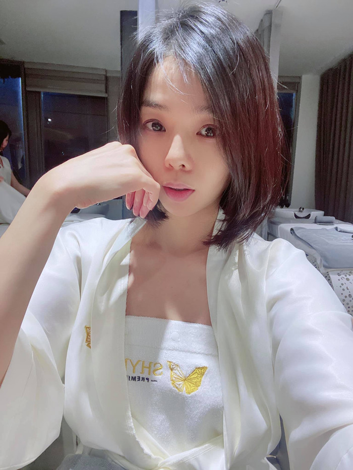 Bên cạnh lời khen diện mạo mới, không ít fans đặt câu hỏi liệu Lệ Quyên cắt tóc đơn giản chỉ để làm mới mình hay cô muốn cắt đi muộn phiền, buông bỏ những gì khiến mình còn bận tâm?