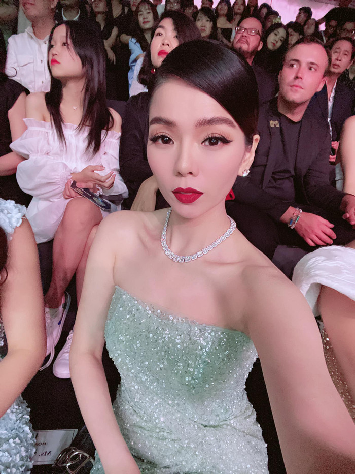 Ngoài thay đổi kiểu tóc, Lệ Quyên liên tục đăng ảnh khoe thần thái hơn người. Tuy nhiên, điều khiến dân mạng chú ý hơn lại là ngoại hình ngày càng mỏng manh, gầy gò của nữ ca sĩ. Trang điểm cầu kì, trang phục lộng lẫy đi sự kiện song phần xương quai xanh gân guốc của Lệ Quyên lại khiến người nhìn không khỏi lo lắng.