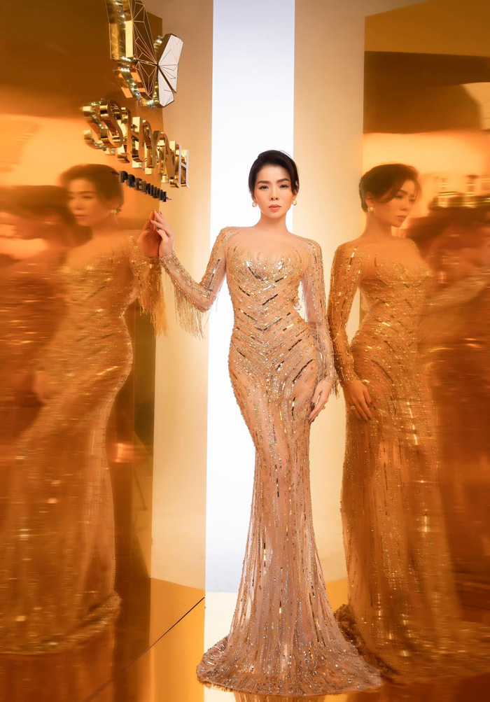 Liên tục đăng tải loạt ảnh dáng thon gọn, sang chảnh khiến đồng nghiệp, người hâm mộ hết lời khen ngợi bà mẹ U40 “trẻ quá đi”. Dù vậy không ít fans nhận thấy đối diện với đổ vỡ hôn nhân dường như khiến nữ ca sĩ chưa thể lấy lại cân bằng?