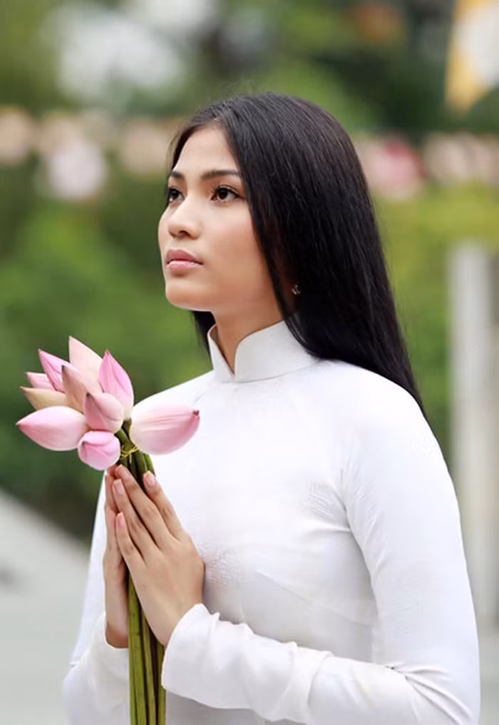 Không chỉ là truyền thống gia đình, á hậu Trương Thị May ăn chay bởi sự đơn giản, bình yên trong tâm hồn: "Tôi thích ăn chay trường một phần cũng vì đó là những món ăn rất đơn giản và thuận lợi... Việc ăn chay trường và "sống xanh" chắc chắn sẽ đem đến sự an lạc và thoải mái trong tâm hồn".