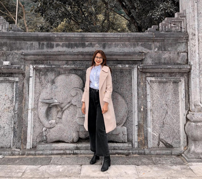 Điểm cộng trong gu thời trang hàng ngày của hoa hậu là khả năng phối màu hài hòa. Ngay cả khi khoác lên mình những thiết kế không có gì đặc biệt, cô vẫn vô cùng thanh lịch.