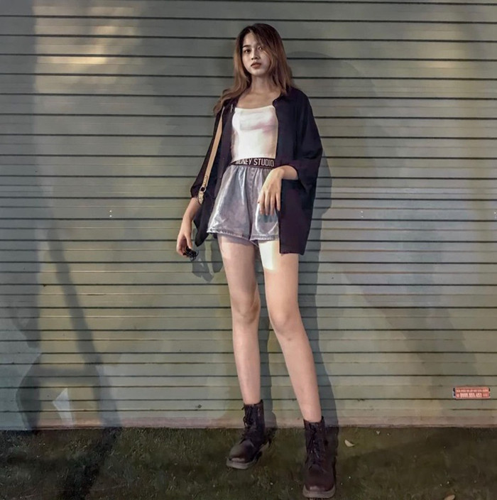 Đôi khi, hoa hậu Đỗ Thị Hà làm mới mình với áo hai dây, quần short ngắn khoe đôi chân dài miên man.