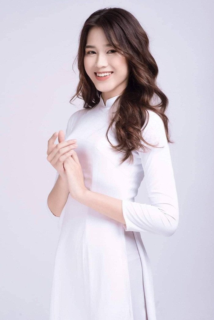 Áo dài là set đồ không thể thiếu trong tủ đồ của hoa hậu vẫn ngồi trên ghế giảng đường. Nhan sắc mộc mạc của Đỗ Thị Hà khiến fans thích thú vì nét gần gũi, chân phương.