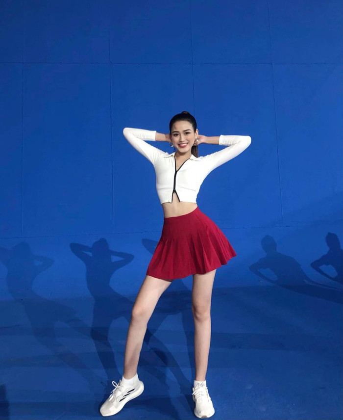 Được biết, tân hoa hậu sinh năm 2001, hiện là sinh viên tại Đại học Kinh tế Quốc Dân. Giống như nhiều bạn học khác, Hà lựa chọn phong cách trẻ trung, đơn giản. Dù không trang điểm cầu kì nhưng Hà vẫn nổi bật với gương mặt khả ái.