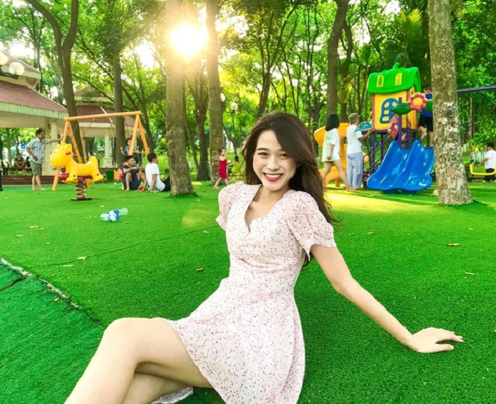 Mẫu váy ngắn tiện dụng được người đẹp thường xuyên lên đồ. Họa tiết nhí tôn làn da trắng, hoa hậu 19 tuổi trẻ trung đúng với tuổi của mình.