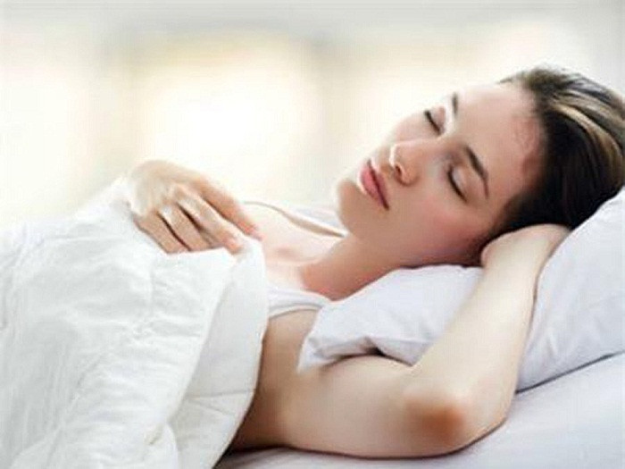 Chú ý, khi ngủ không nên giữ nguyên tư thế nằm nghiêng quá lâu. Điều này dễ gây ra nếp nhăn trên khuôn mặt và làm da chảy xệ. Để tốt hơn, bạn nên ngủ với tư thế nằm ngửa tránh tích nước, gây phù mặt. Ảnh: Internet.