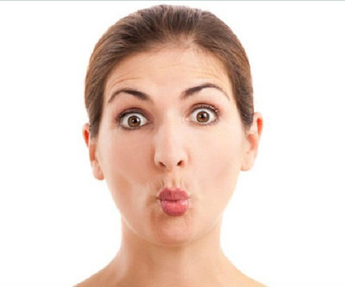 Bạn có thể tập yoga cho mặt bằng cách dùng miệng hít hơi sâu sau đó hóp miệng rồi phồng má lên. Lặp lại động tác này khoảng 12 nhịp/lần, ban đầu có thể sẽ mỏi, nhưng kiên trì thực hiện trong 1 tuần sẽ thấy sự thay đổi.