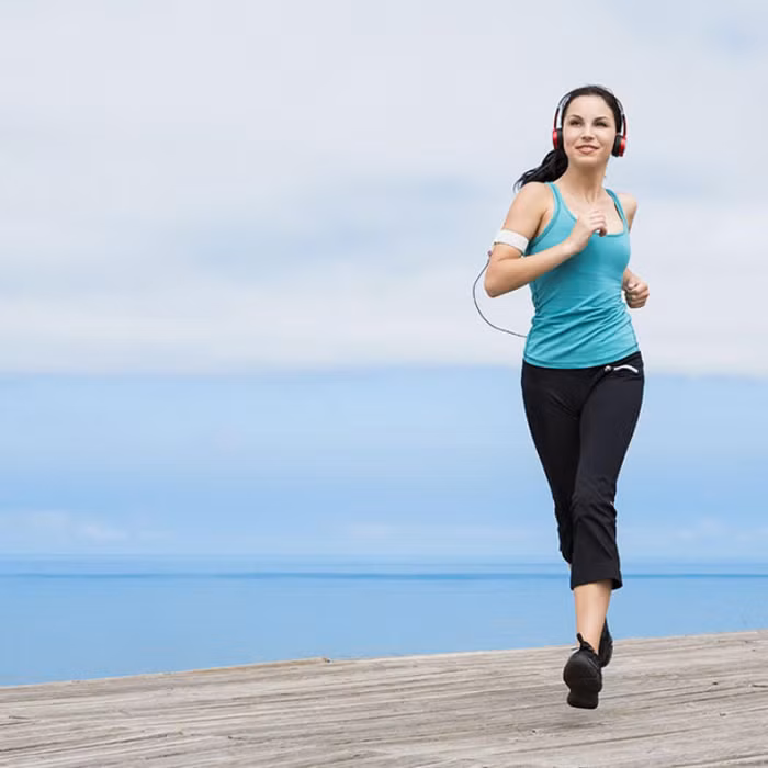 Thực hiện các bài tập tim mạch. Các bài tập cardio như bơi lội, chạy bộ, đi bộ nhanh, đi xe đạp giúp giảm mỡ toàn cơ thể, bao gồm cả mỡ ở mặt và cổ, đặc biệt khi thực hiện vào các buổi sáng. Những bài tập này thúc đẩy quá trình trao đổi chất và đốt cháy chất béo, giúp bạn giảm cân và mỡ ở cổ, mặt.