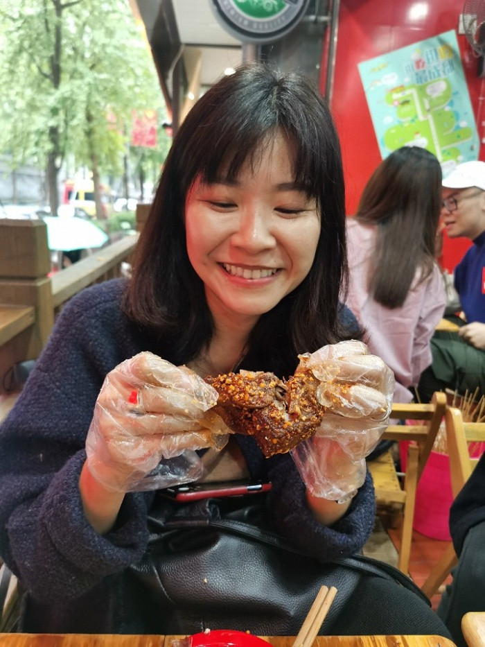 Thao tác với chiếc đầu thỏ nhỏ chừng nắm tay cũng không có gì quá khó. Do được om trong nhiều giờ nên thực khách không đến mức phải “vật lộn” như nhiều người nhầm tưởng. Trái lại, họ cho rằng nó dễ dàng như chơi với lego vậy.