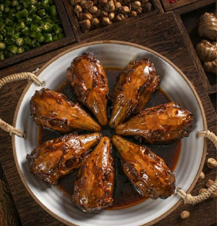 Người dân thường ăn đầu thỏ và uống bia. Món ăn khá phổ biến nên nó được phục vụ ở hầu hết đường phố Tứ Xuyên. Ảnh: Internet.