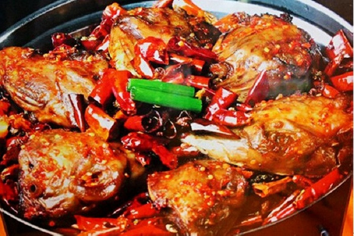  Thưởng thức đặc sản đầu thỏ cũng có “quy trình” riêng. Ban đầu thực khách sẽ xé phần hàm trên với hàm dưới, ăn lưỡi rồi đến phần má, mắt.