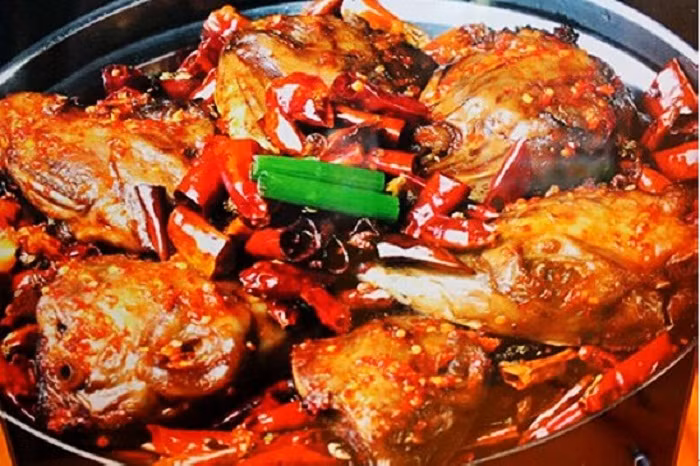  Thưởng thức đặc sản đầu thỏ cũng có “quy trình” riêng. Ban đầu thực khách sẽ xé phần hàm trên với hàm dưới, ăn lưỡi rồi đến phần má, mắt.