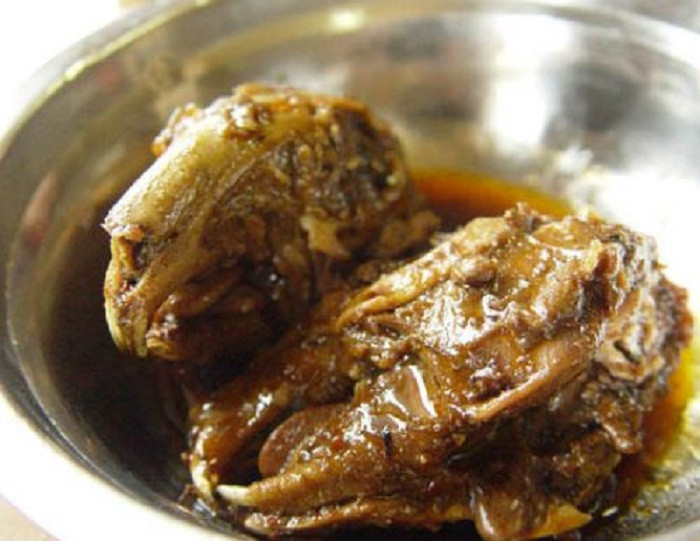 Đầu thỏ sốt cay được thực khách dùng tay không để bốc, ăn kèm với mè, ớt bột.