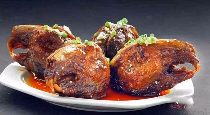 Thoạt nhìn món ăn có vẻ đơn giản, trên thực tế phải những đầu bếp có tay nghề mới cho ra lò những suất ăn đạt chuẩn.