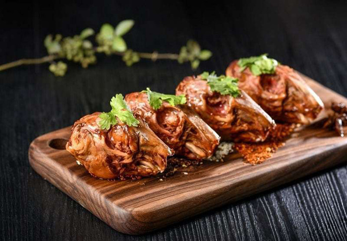 Tiếp đó, đầu thỏ được đem lên chiên giòn với mỡ nóng rồi sốt với hỗn hợp quế, thì là, ớt bột được chuẩn bị sẵn trong vòng 10 phút.