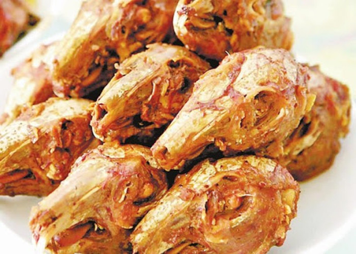 Nguyên liệu chính của món ăn tai tiếng này là phần đầu của những chú thỏ. Sau khi làm sạch lông, tất cả sẽ được chần qua với nước nóng, sau đó ướp với hỗn hợp rượu, gừng già và hành lá để khử mùi tanh.