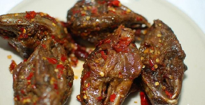 Sau khi chậm rãi ăn hết phần thịt bên ngoài, thực khách sẽ khéo léo đập vỡ hộp sọ để hút trực tiếp phần óc béo ngậy bên trong.