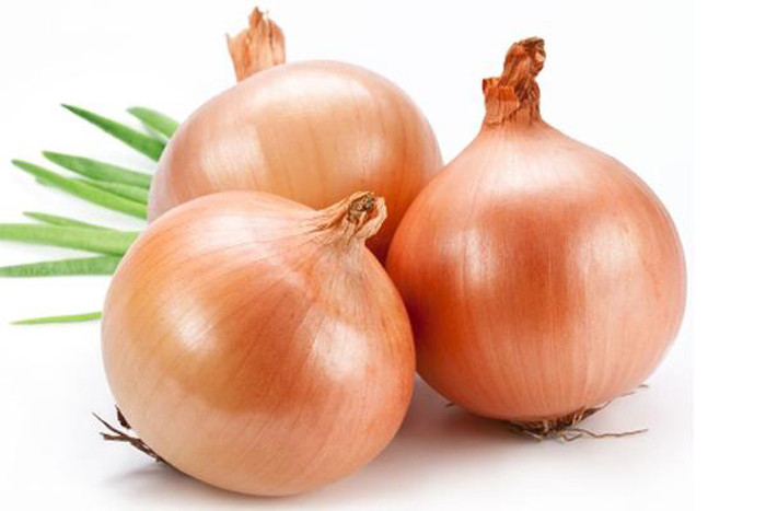 Hành tây. Giống như cà chua, hành tây nhanh chóng chuyển mốc, ngậm nước khi để trong điều kiện ẩm ướt, thiếu sự lưu thông không khí như tủ lạnh. Trường hợp hành bị cắt dở, chị em nên bọc giấy rồi cho vào ngăn đựng rau củ có nắp đậy để bảo quản được lâu hơn.