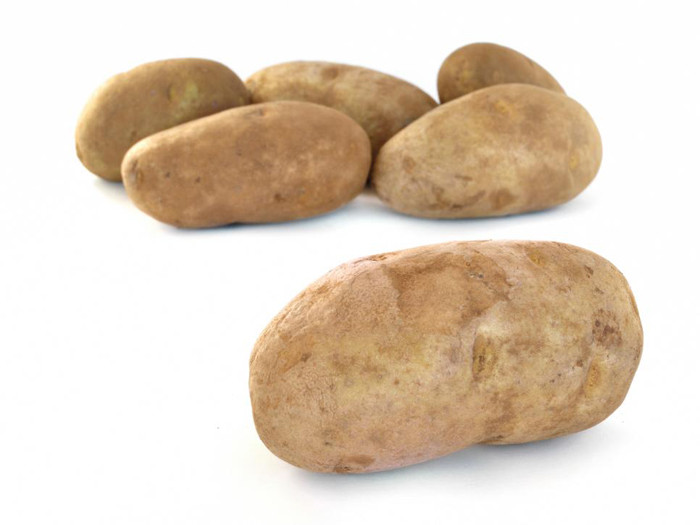 Khoai tây. Khi ở nhiệt độ dưới 7 độ C, tinh bột trong khoai tây chuyển hóa thành đường, vị ngọt, ăn “sạn”. Cách bảo quản tối ưu nhất là cho khoai tây vào trong túi giấy, để nơi thoáng mát, tránh ánh mặt trời.