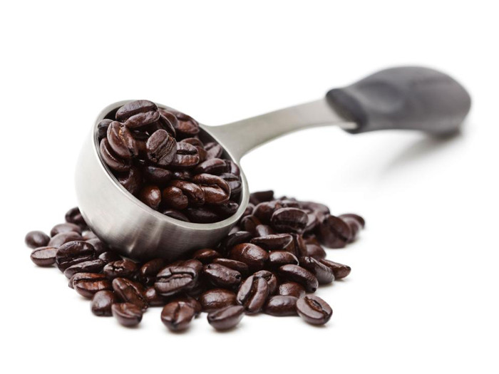 Cà phê. Thay vì cho vào tủ lạnh, bạn nên giữ cà phê trong hộp kín rồi để nơi thoáng mát. Cất giữ ở môi trường dễ ngưng tụ nước như tủ lạnh sẽ khiến hương vị hấp dẫn của cà phê thay đổi.