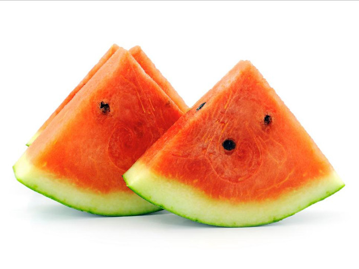 Dưa hấu. Dưa hấu là một trong những thực phẩm không nên cất tủ lạnh. Nó chứa nhiều chất chống oxy hóa giúp ngăn ngừa ung thư, giảm tổn thương da khi đi dưới ánh mặt trời. Tuy nhiên, bảo quản dưa hấu trong tủ lạnh nhiệt độ thấp khiến dưa dễ bị úng, thất thoát chất oxy hóa có lợi cho sức khỏe. Để giữ được lâu, bạn nên bảo quản dưa ở mức nhiệt 12 độ C là thích hợp.