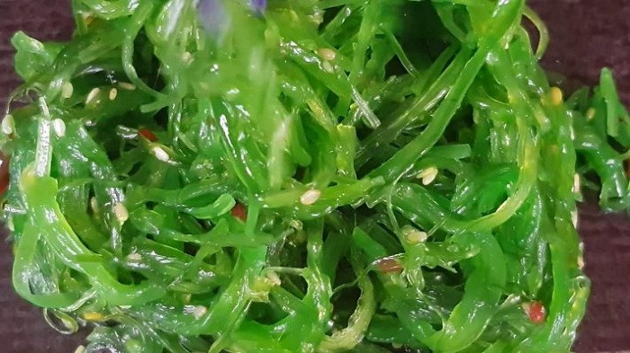 Tảo bẹ, rong biển. I ốt là một trong những yếu tố duy trì khả năng hoạt động ổn định của tuyến giáp. Chính vì vậy, cung cấp nhiều hay ít đều khiến tuyến giáp hoạt động bất ổn.