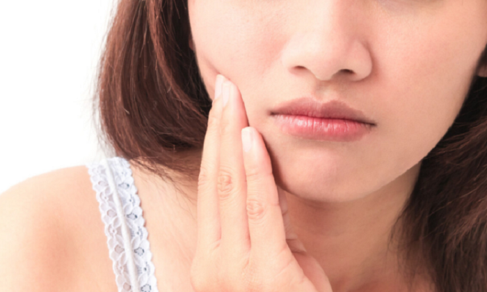 Đau răng. Chuyên gia sức khỏe cảnh báo, những cơn đau răng không rõ lý do rất có thể là dấu hiệu nhồi máu cơ tim nguy hiểm. Bình thường, tim và răng nằm trong cùng một vùng phản xạ của não. Một khi hệ thống tim mạch bị tổn thương sẽ gây nên các cơn đau ở răng do phản xạ.