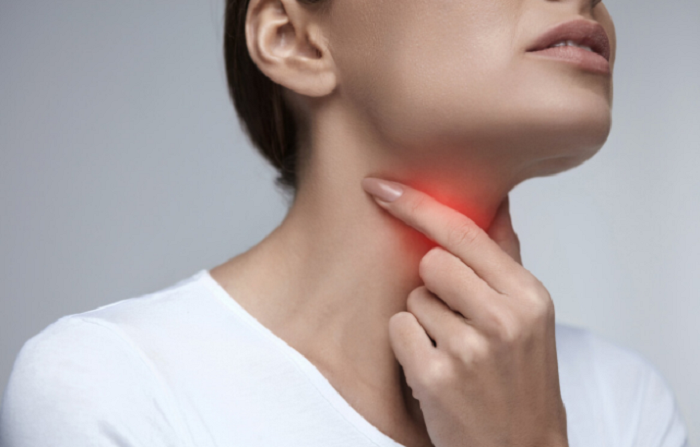 Đau họng. Hầu hết các trường hợp đau họng do viêm họng, viêm amidan gây nên. Tuy nhiên, đôi khi những cơn đau họng lại có liên quan đến các bệnh tim mạch. Nguyên nhân bởi dây thần kinh cột sống có liên quan đến họng và tim. Khi hệ thống tim mạch bị tắc nghẽn sẽ khiến cổ họng bị ảnh hưởng theo, gây đau ở khu vực này.