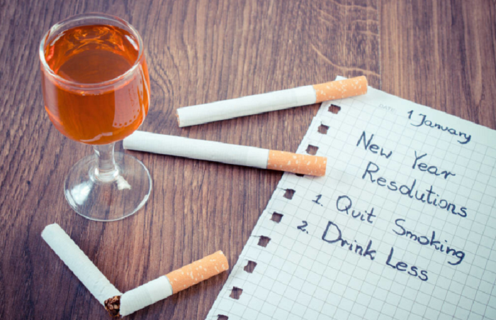 Để ngăn ngừa nguy cơ bệnh tim mạch, bác sĩ khuyên nên tránh xa khói thuốc lá. Các chất độc hại trong thuốc như hắc ín, nicotin... một khi đi vào cơ thể dễ gây tổn thương thành trong của mạch máu.