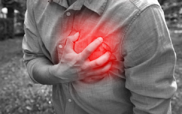 Đau ngực. Đau ngực được xem là dấu hiệu điển hình của nhồi máu cơ tim. Khi tim mạch có vấn đề, lượng máu cung cấp cho cơ tim sẽ không được đảm bảo dẫn đến tình trạng đau hoặc tức ngực. Về thời gian, các cơn đau ngực thường xuất hiện khi ngồi hoặc ngủ ban đêm. Lúc này, các cơn đau thường dữ dội và kéo dài hơn.