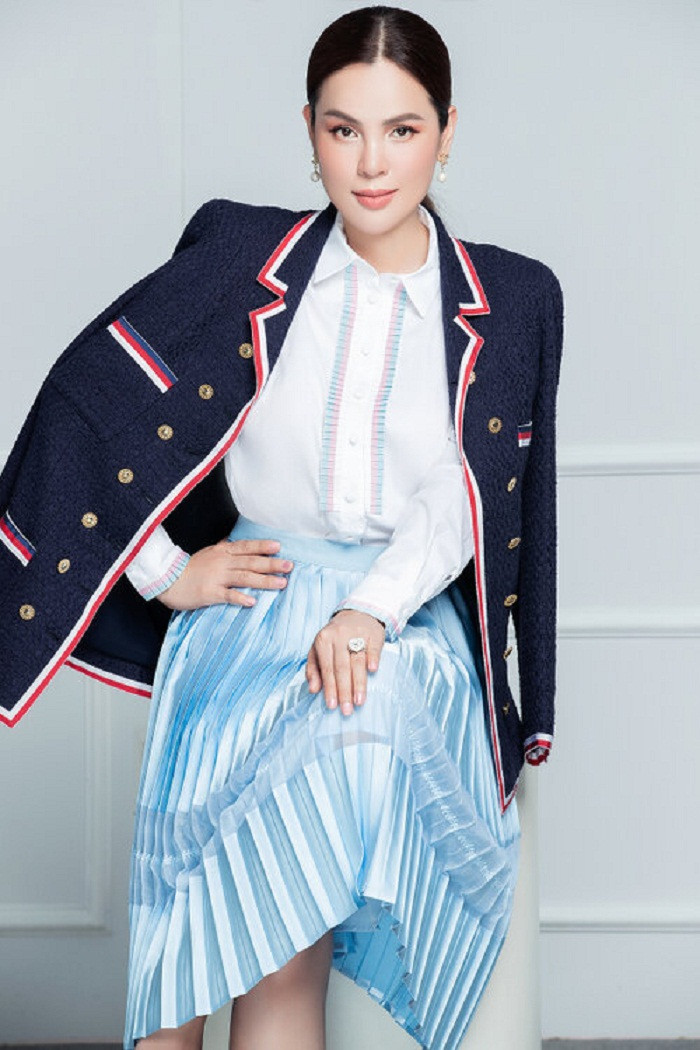 Cập nhật xu hướng thời trang trên thế giới, trong bộ ảnh thời trang của mình, người đẹp khoe dáng thanh lịch với trang phục công sở của những thương hiệu đình đám như Chanel, Gucci.