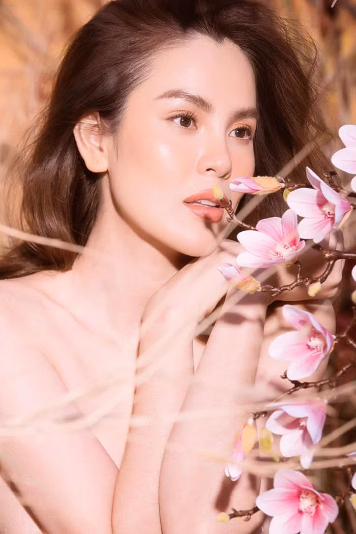 Bà mẹ ba con khá thoải mái chia sẻ cuộc sống cá nhân lên mạng xã hội. Bên cạnh những lời khen ngợi nhan sắc hoa hậu, cách nuôi dạy con khoa học, Phương Lê bất ngờ vấp phải ý kiến chê bai vòng một xập xệ.