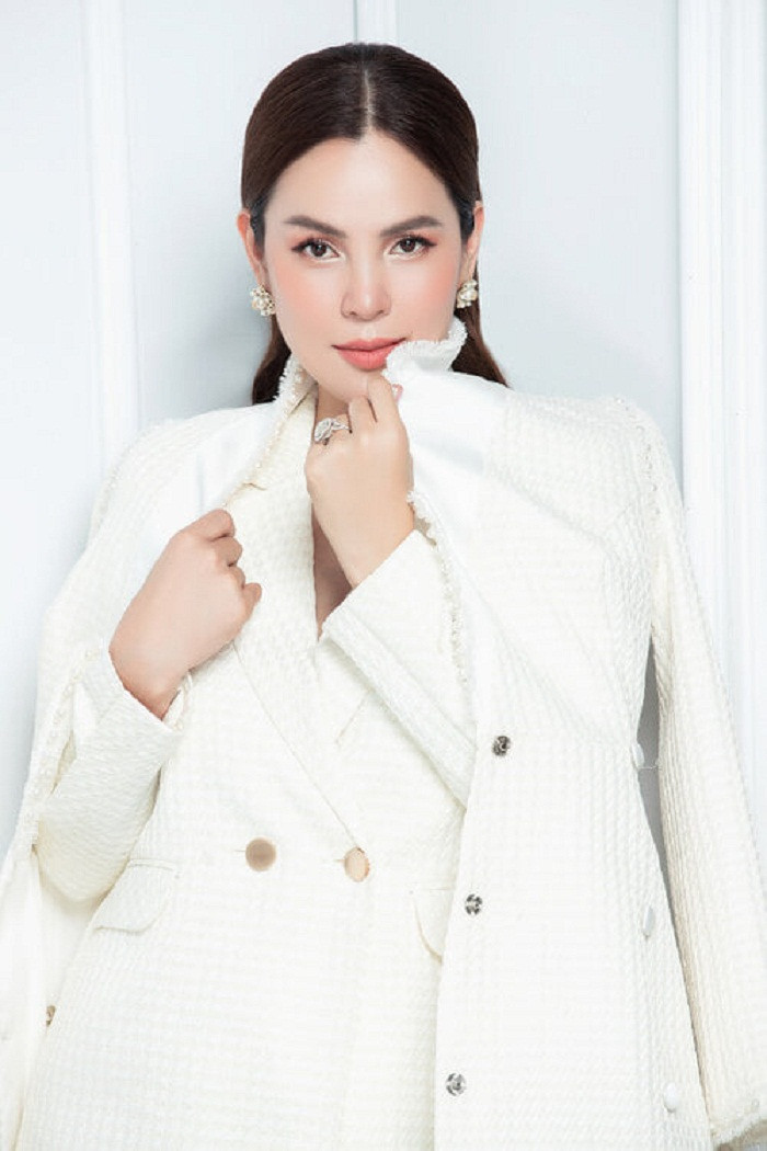 Ngoài khoe sắc trong thiết kế đầm bó sát, bà mẹ ba con không ngại chinh phục nhiều phong cách thời trang khác nhau. Trên trang cá nhân, Phương Lê thường xuyên đăng ảnh nhan sắc mặn mà trong set đồ sang trọng, thanh lịch.