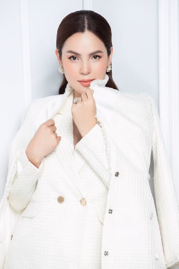 Ngoài khoe sắc trong thiết kế đầm bó sát, bà mẹ ba con không ngại chinh phục nhiều phong cách thời trang khác nhau. Trên trang cá nhân, Phương Lê thường xuyên đăng ảnh nhan sắc mặn mà trong set đồ sang trọng, thanh lịch.