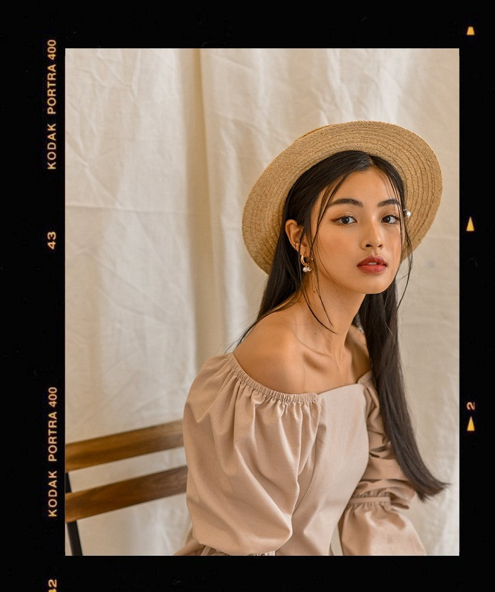 "Hotgirl ống nghiệm" khá chuộng các mẫu áo váy trễ nải khoe bờ vai nõn nà.