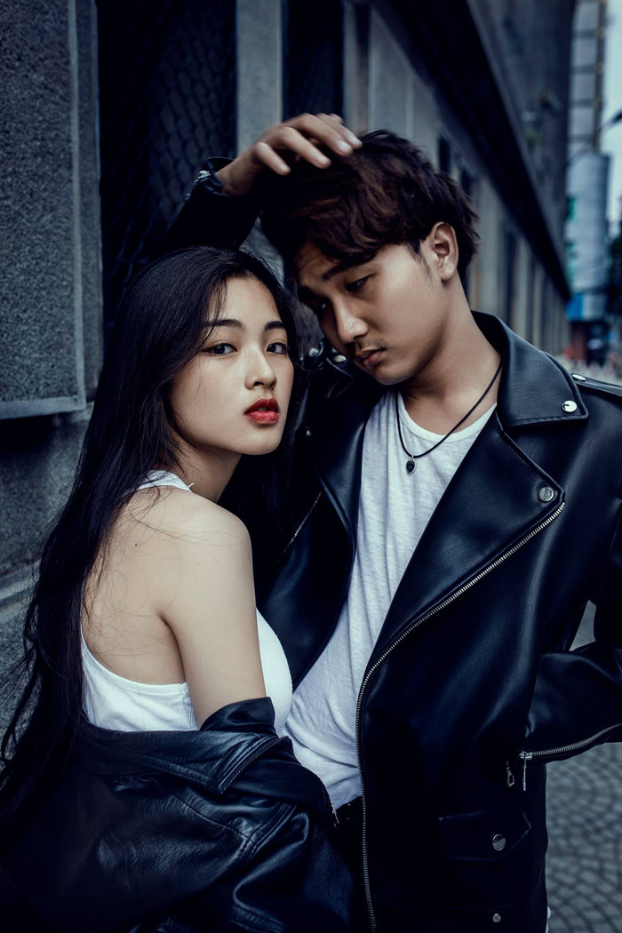 Vẻ ngoài nữ tính song Lan Thy không ngại ngần với áo ba lỗ. Xõa mái tóc đen dài tự nhiên, không trang điểm cầu kỳ, Lan Thy toát lên vẻ khỏe khoắn lại có nét bí ẩn.