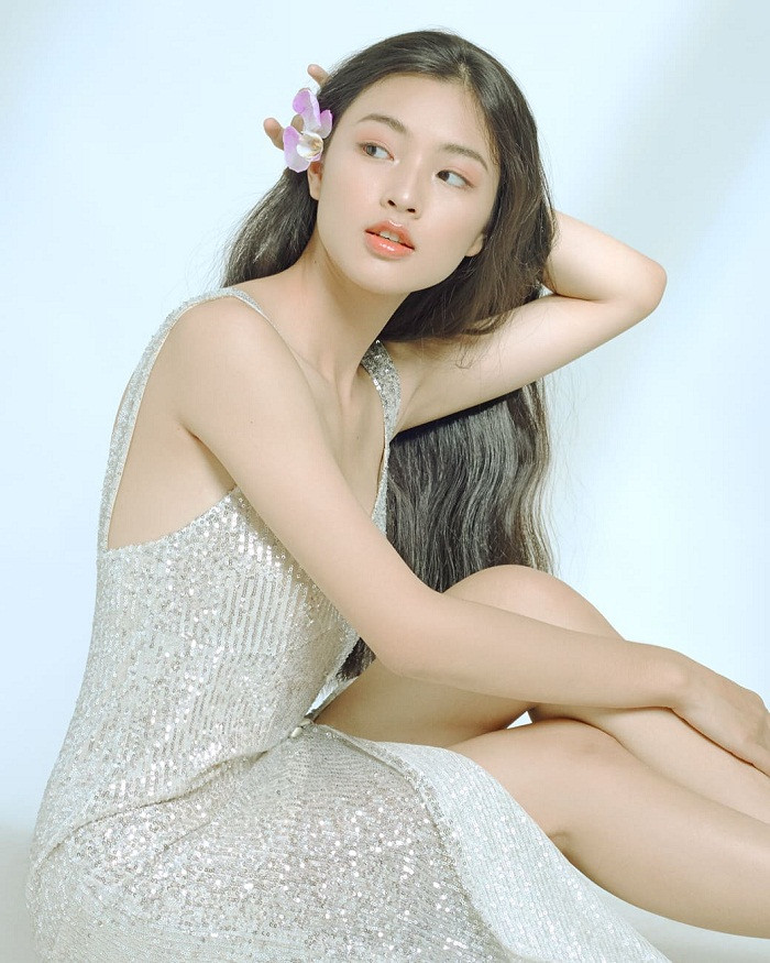 Lan Thy làm mới mình với váy xẻ cao, lộ vai trần quyến rũ.