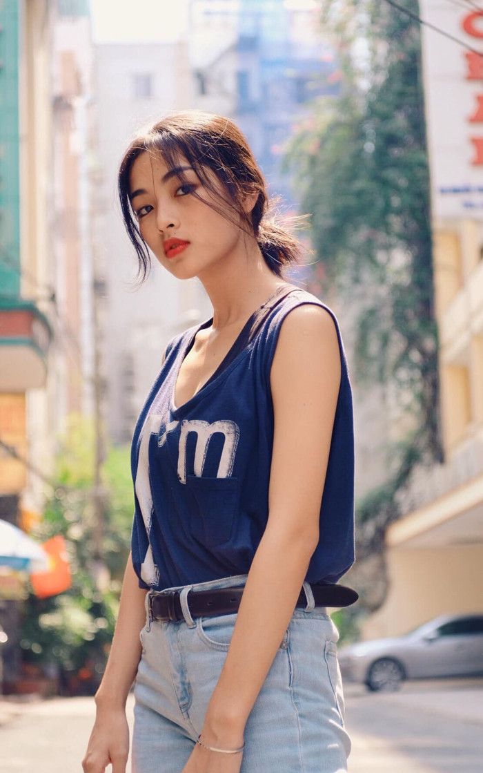 Dù sở hữu nét đẹp chuẩn Á Đông song trên trang cá nhân, Lan Thy lại bộc lộ gu thời trang nổi loạn, cá tính.