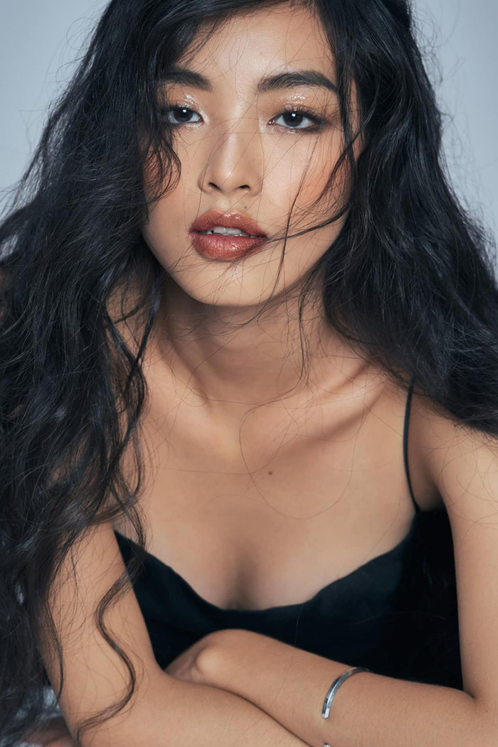 Áo hai dây là set đồ không thể thiếu trong tủ đồ của cô sinh viên chuyên ngành Xét nghiệm Y khoa, Đại học Y khoa Phạm Ngọc Thạch.