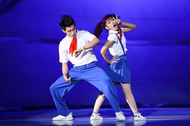 Trên sân khấu, Quang Đăng và Trâm Anh mang đến một tiết mục đậm chất hiphop. Hoá thân thành đôi học sinh tinh nghịch, họ kết hợp ăn ý qua những động tác nhanh, mạnh hay tổ hợp bưng bê, xoay vòng trên không...