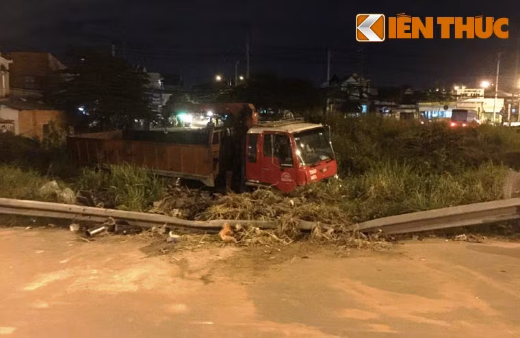 Tông sập dải taluy cầu vượt Gò Dưa định chạy trốn ra QL1 nhưng bất thành nên tài xế nhảy khỏi xe bỏ trốn.