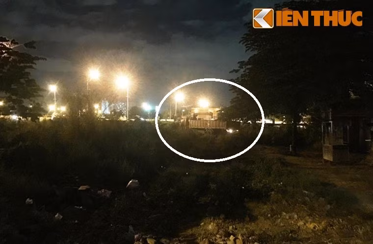 Riêng chiếc xe máy do anh Hải điều khiển bị xe tông đã lao lên vỉa hè tông thai phụ và người cháu khiến cả 4 (2 người đi xe máy, 2 người trên vỉa hè) trọng thương. Điều đáng nói là chiếc xe tải tiếp tục bỏ chạy và tông tiếp người đàn ông điều khiển xe ba gác. Sau đó xe tải băng vào bãi đất trống trên tỉnh lộ 43...