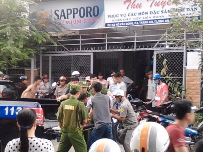 Chong dam nhieu nhat dao vao vo roi cua co tu sat