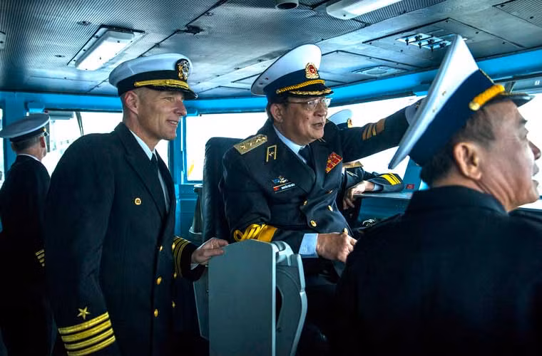 Bức ảnh quân sự Việt Nam ấn tượng nhất tuần qua - tư lệnh Hải quân Nhân dân Việt Nam Đô đốc Nguyễn Văn Hiến đã có chuyến thăm tàu sân bay USS George Washington (CVN 73) đang đậu tại căn cứ Yokosuka, Nhật Bản vào ngày 5/2.