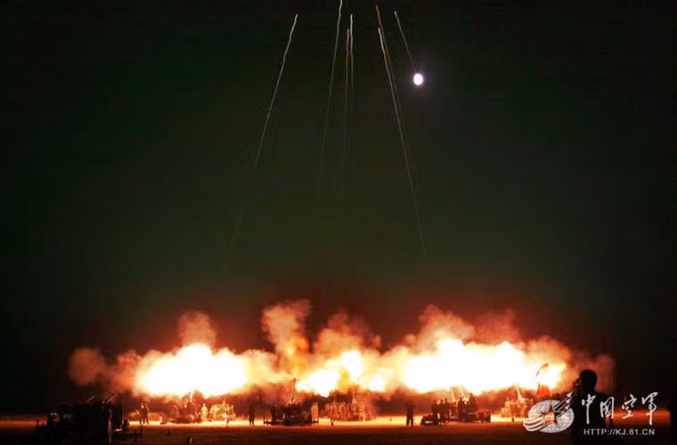 Bức ảnh quân sự ấn tượng trong tuần qua – các khẩu đội pháo 57mm của Quân đội Trung Quốc đồng loạt khai hỏa thắp sáng cả góc trời trong cuộc tập trận đêm.